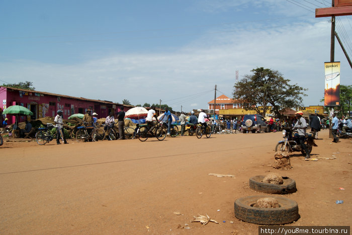 Велосипедисты-таксисты, здесь вполне хватает желающих проехать, местные жители активно пользуются этим транспортом. Хойма, Уганда