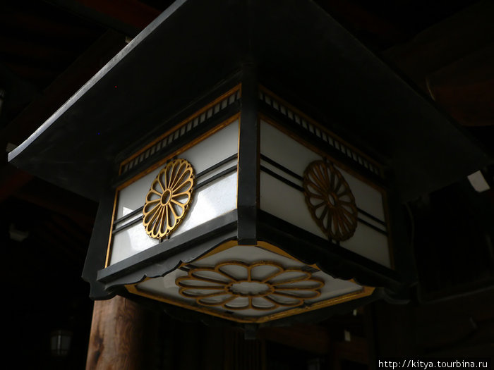 Эмблема в форме хризантемы на фонаре — герб императорской семьи Токио, Япония