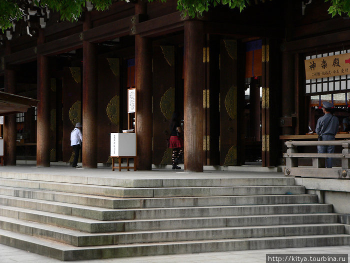 В синтоистские храмы нельзя заходить, можно только заглядывать. В Мэйдзи дзингу нельзя заглядывать дальше этих колонн. Токио, Япония