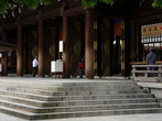 В синтоистские храмы нельзя заходить, можно только заглядывать. В Мэйдзи дзингу нельзя заглядывать дальше этих колонн.