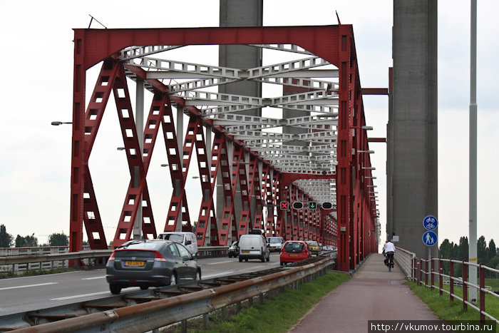 На мостах предусмотрено место для велосипедов. Провинция Зеландия, Нидерланды
