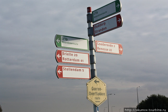 Расстояния указаны до крупных населённых пунктов и небольших близлежащих. Зелёный указатель показывает трассу LF1. Она тянется от самого севера Нидерландов до бельгийского Брюгге. Провинция Зеландия, Нидерланды