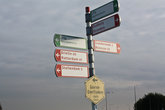 Расстояния указаны до крупных населённых пунктов и небольших близлежащих. Зелёный указатель показывает трассу LF1. Она тянется от самого севера Нидерландов до бельгийского Брюгге.