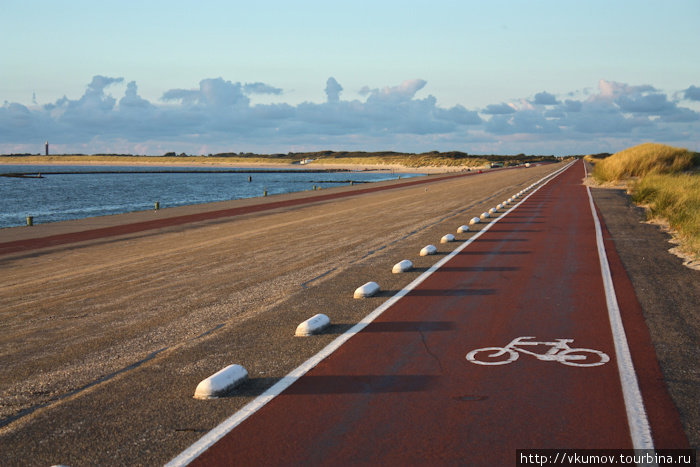 Велодорожка по насыпи между островами проложена на возвышении, так что видно в обе стороны. Провинция Зеландия, Нидерланды