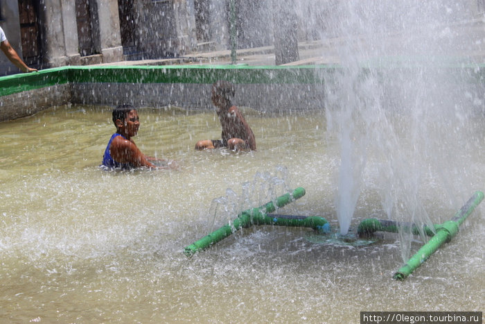 Фонтан Гаваны, дети охлаждаются водой Гавана, Куба