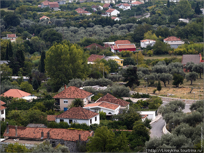 Вид на город со стен цитадели Старый Бар, Черногория