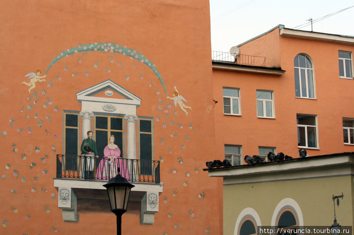 Сказочный дворик в Дойниковом переулке. Санкт-Петербург, Россия