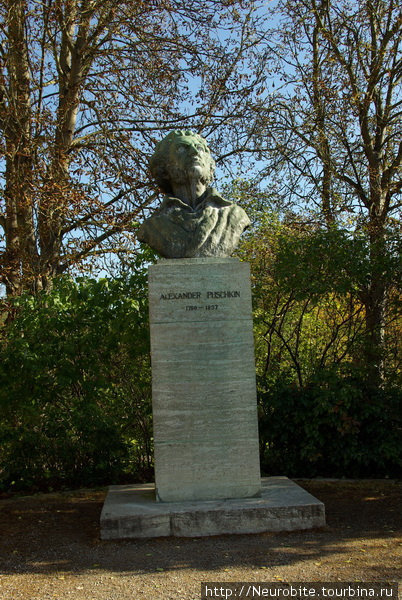 Памятник Пушкину
Он всегда хотел побывать в Веймере и познакомится с Гёте лично, но был невыездным из России...