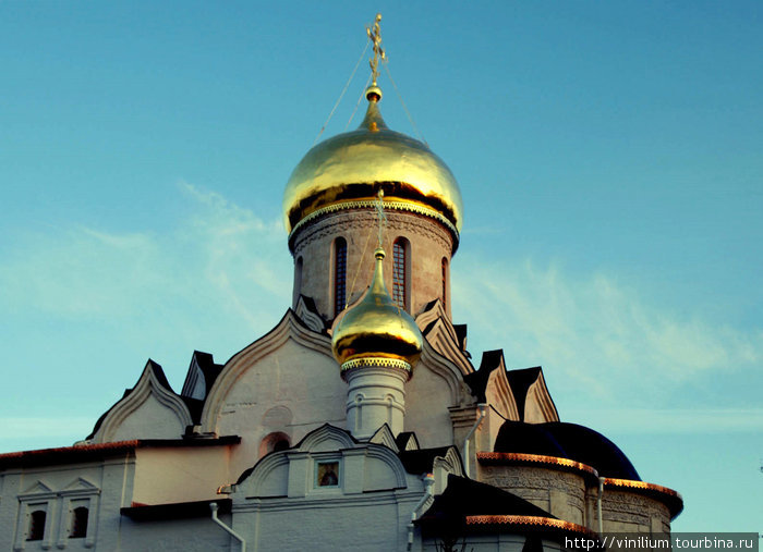 Восходящее солнце на куполах Собора Рождества Богородицы. Звенигород, Россия