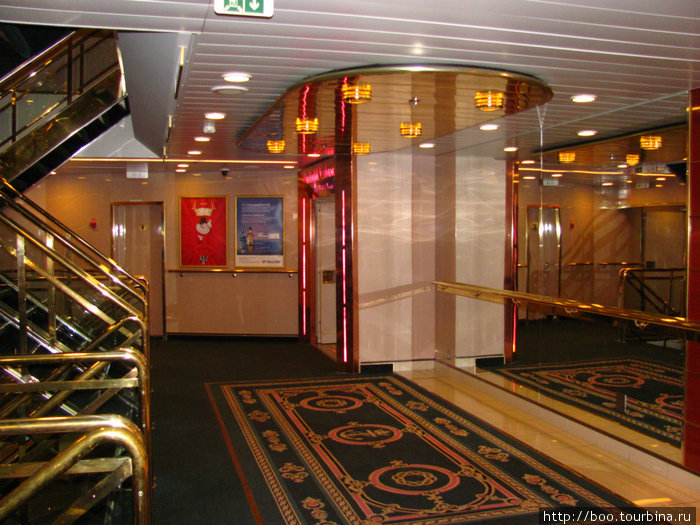 внутри паром похож на большую гостиницу блеском перил, коврами и большими лифтами Швеция