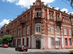 На улице Садовой, под номером 2 поражает своими формами и грациозностью здание, построенное в 1912 году акционерным товариществом домовладельцев — доходный дом, с магазинами и кондитерской.