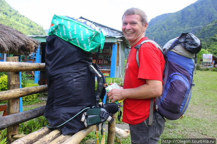 Шанин примеряется к чужому рюкзаку и радуется, что его рюкзак намного легче Зона Гандаки, Непал