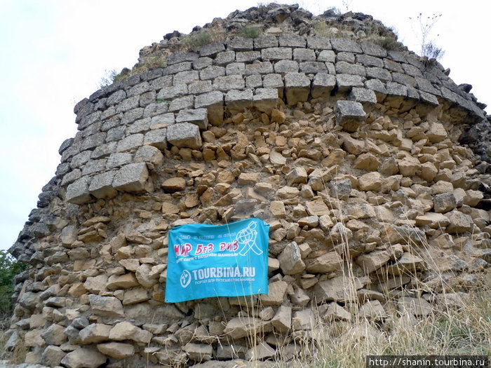 Флаг проекта Мир без виз на крепостной башне Шемахы, Азербайджан
