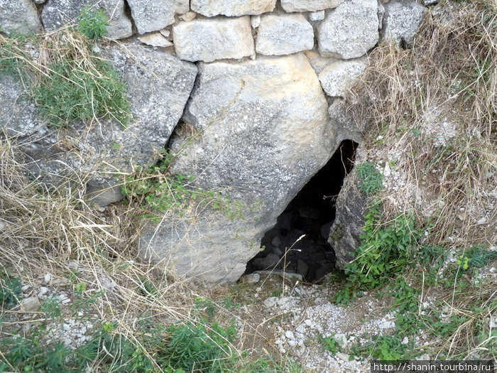 Вход в подземелье Шемахы, Азербайджан