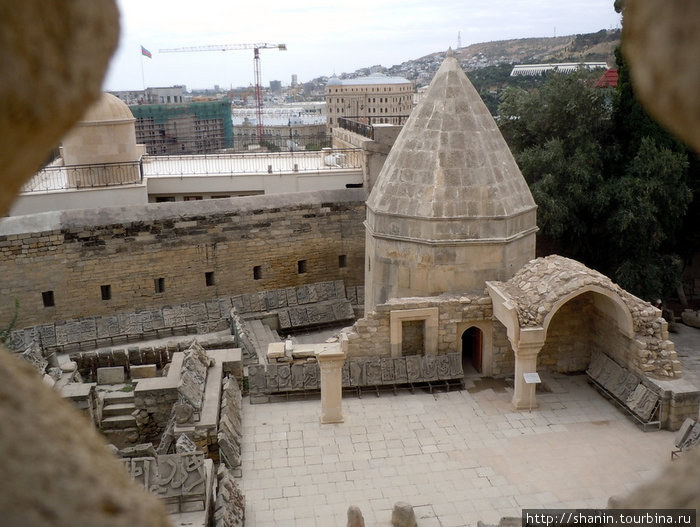 Вид из дворца на гробницу Баку, Азербайджан