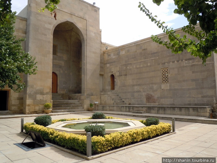 Фонтан перед входом во дворец Баку, Азербайджан