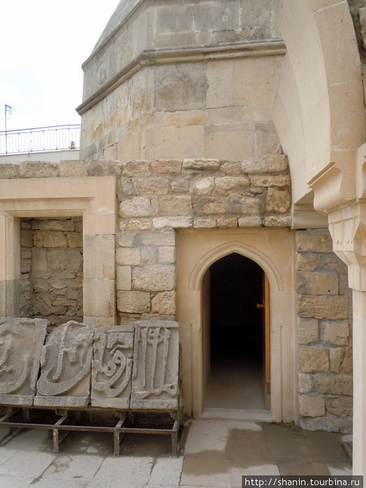 Вход в гробницу мусульманского святого Баку, Азербайджан
