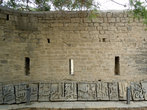 С внутренней части окружающей дворцовый комплекс стены