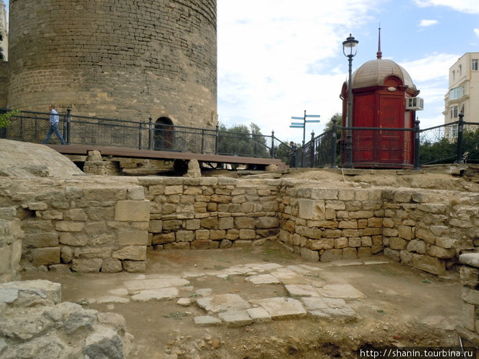 Раскопки у башни Баку, Азербайджан