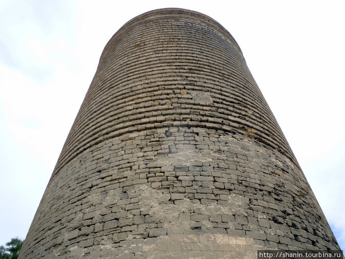 Девичья башня, вид снизу Баку, Азербайджан