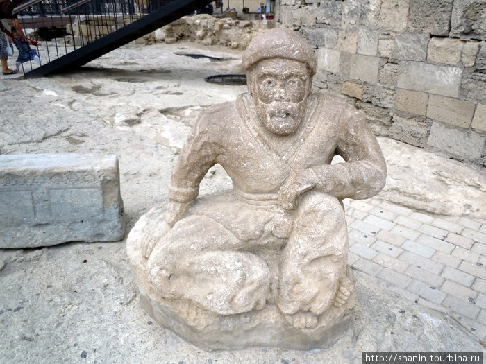 Статуя у входа в башню Баку, Азербайджан