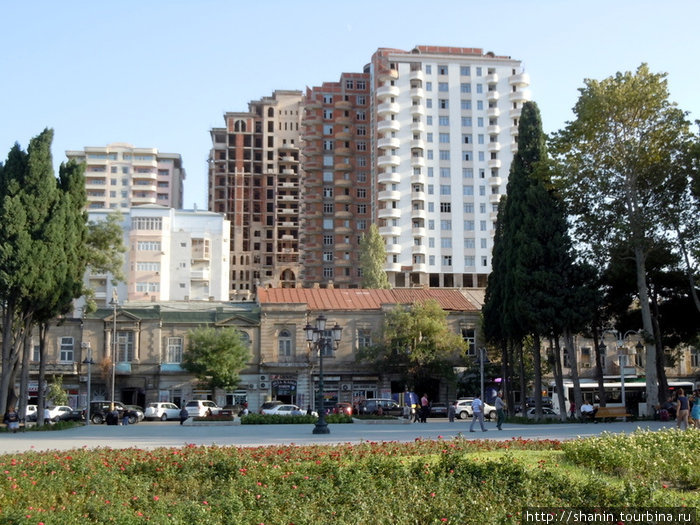 Новые дома в старом центре Баку, Азербайджан