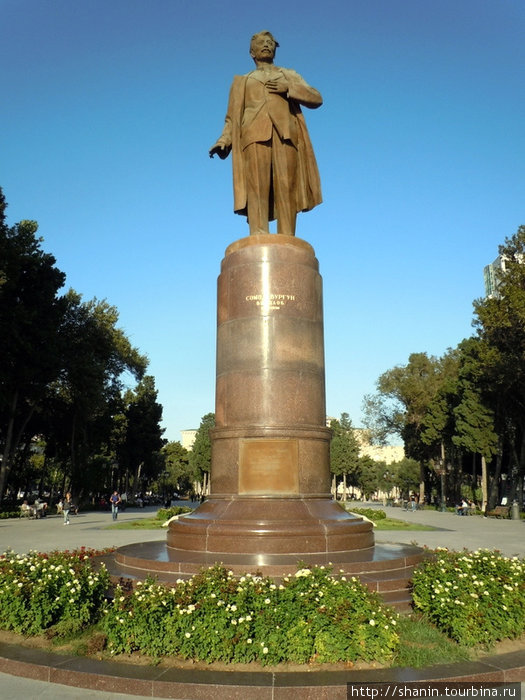 Памятник Векилову. Самед Вургун (настоящее имя Самед Юсуф оглы Векилов) — знаменитый азербайджанский поэт и писатель. Баку, Азербайджан