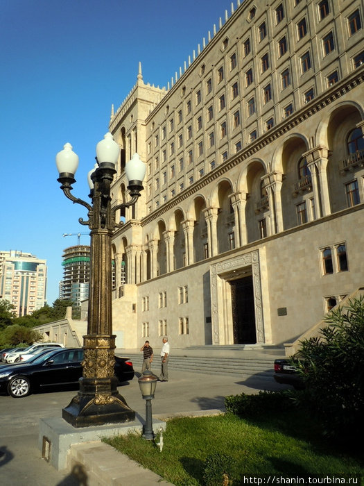 У здания дома правительства Баку, Азербайджан