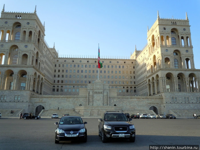 Стоянка у Дома правительства Баку, Азербайджан