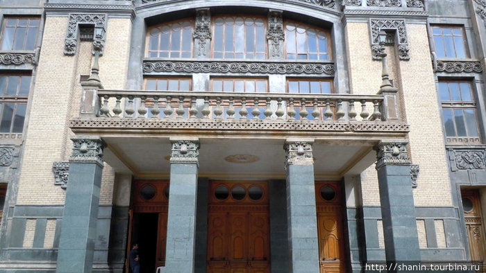 Фасад оперного театра Баку, Азербайджан