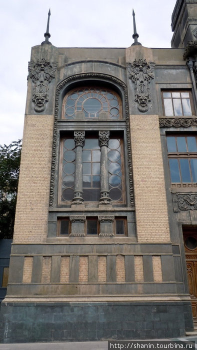 Окно здания оперного театра Баку, Азербайджан