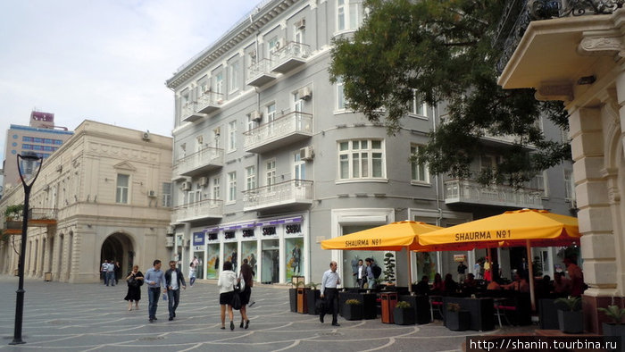 Пешеходная улочка в центре Баку, Азербайджан