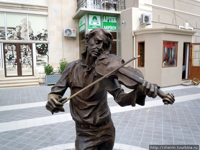 Памятник скрипачу Баку, Азербайджан