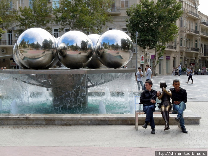 На лавочке у фонтана Баку, Азербайджан