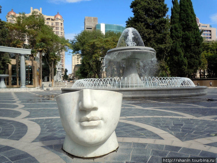 Полуантичная голова у фонтана Баку, Азербайджан