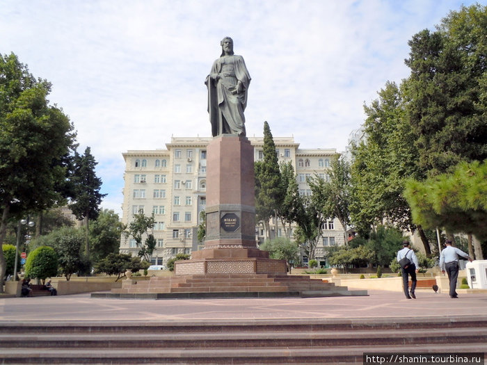 Памятник поэту Низами Баку, Азербайджан