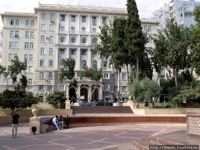 У памятника Низами Баку, Азербайджан
