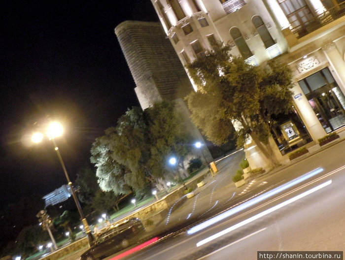 Девичью башню по ночам почему-то не освещают. И она еле-еле видна на фона освещенных зданий. Баку, Азербайджан