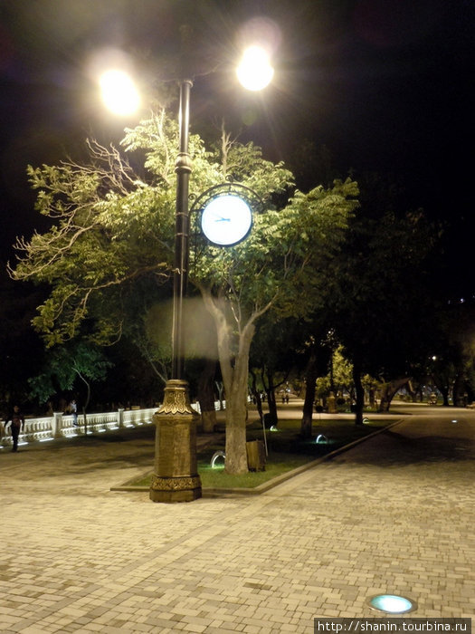 Часы на столбе Баку, Азербайджан