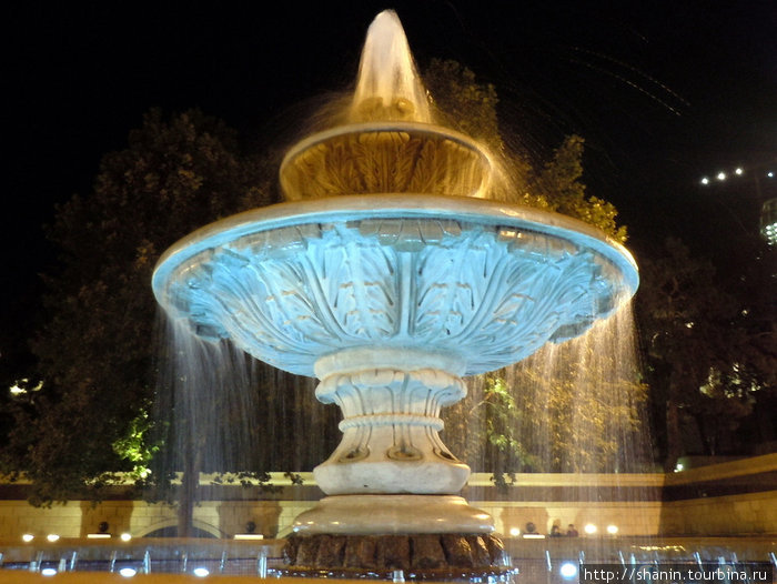 Подсвеченный фонтан Баку, Азербайджан