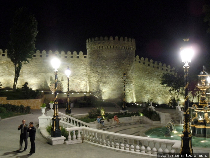 Стены Старого города по ночам подсвечивают Баку, Азербайджан