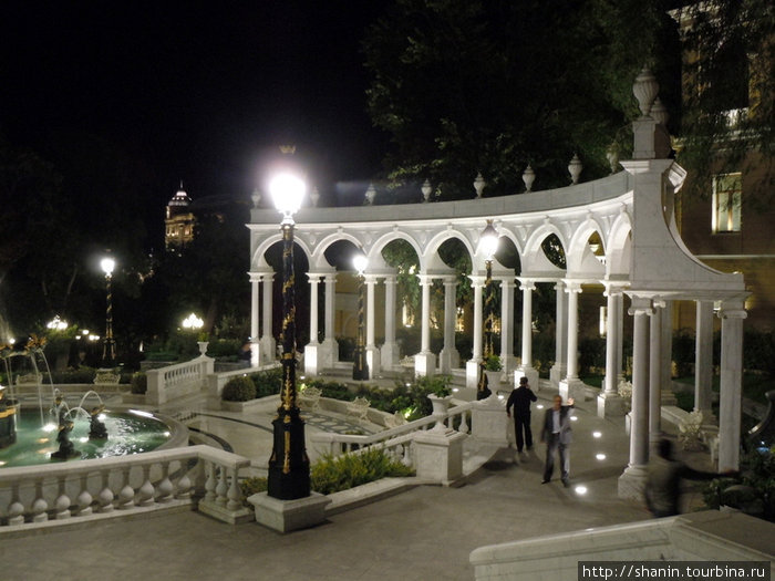 Колоннада в парке у Филармонии Баку, Азербайджан