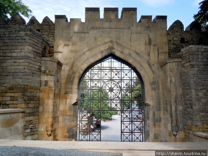 Ворота в стене Старого города Баку, Азербайджан