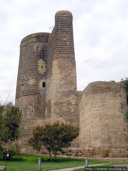 Девичья башня расположена в приморской части Старого города Баку, Азербайджан