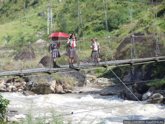 Дети на подвесном мосту Бесисахар, Непал