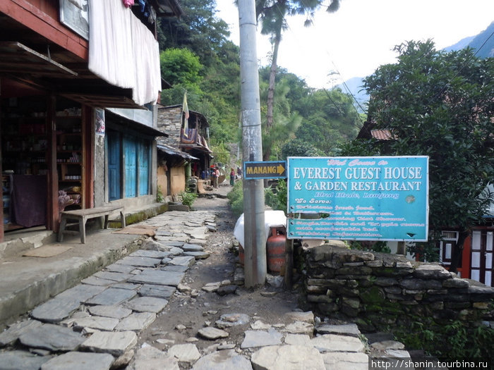 На всех развилках установлены таблички с указанием направления на Мананг. Бесисахар, Непал