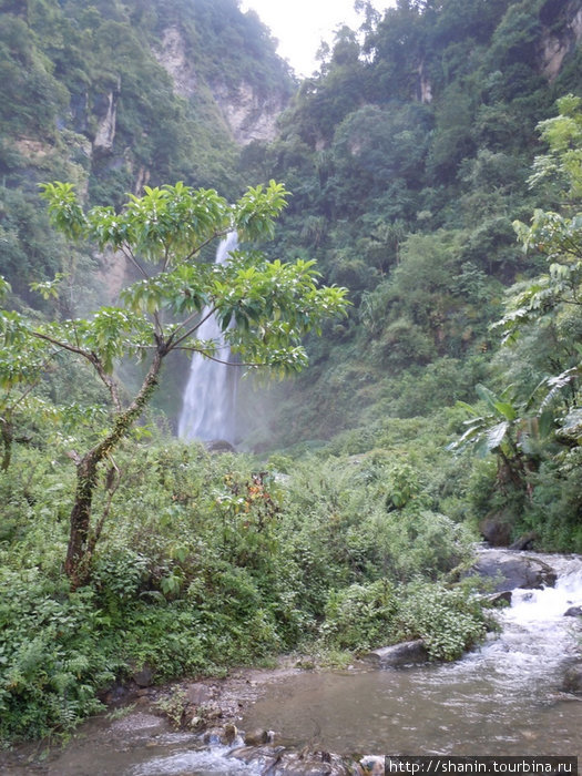 Проходя мимо водопада Бесисахар, Непал