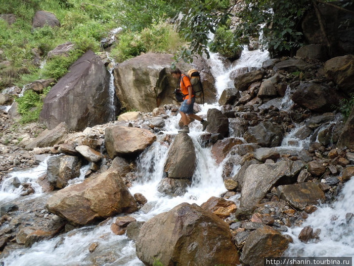 Опять приходится пересекать реку вброд Бесисахар, Непал
