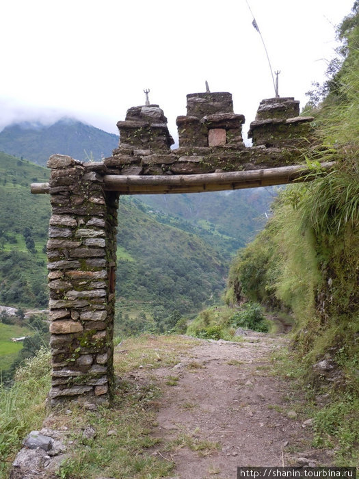Ворота — такие есть у входа чуть ли не в каждую деревню Бесисахар, Непал