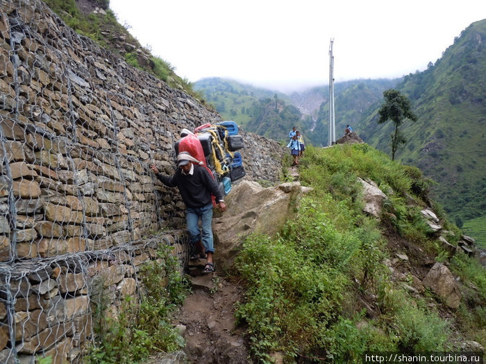 Сверху портеры спускают пустые канистры. Но наверх-то приходится поднимать полные!!! Бесисахар, Непал